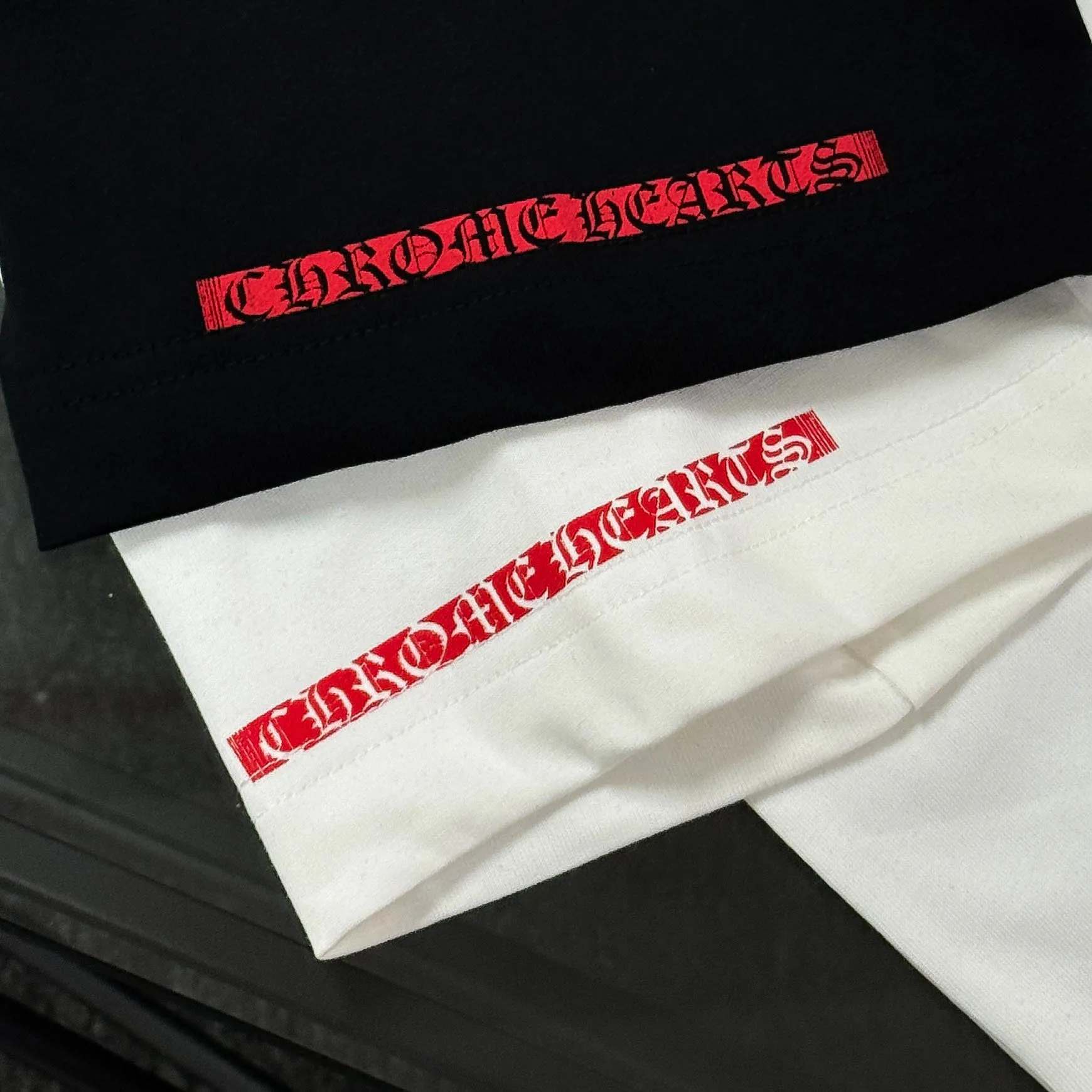 P170 Chrome Hearts Chrome Hearts 25 high version. The fabric is made of 300 grams of high-density pure cotton. It does not deform or shrink. It has three labels. It is the same style for men and women. Technology: suede foam printing. Color: white, black. SIZE: S-XL.